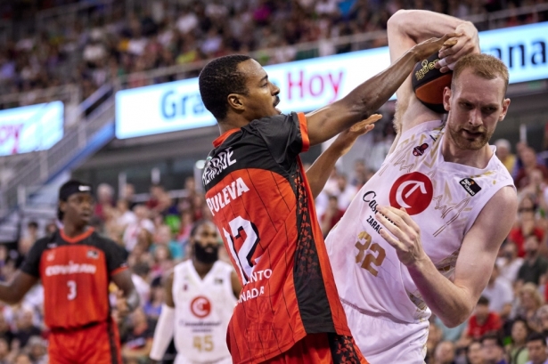 Alex Renfroe pelea por la bola (FERMÍN RODRÍGUEZ / FUNDACIÓN CB GRANADA) 