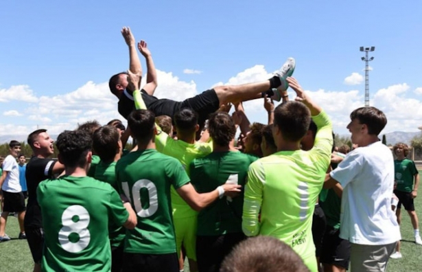 Leo Fernández es manteado por sus jugadores (MANOLO PÉREZ)