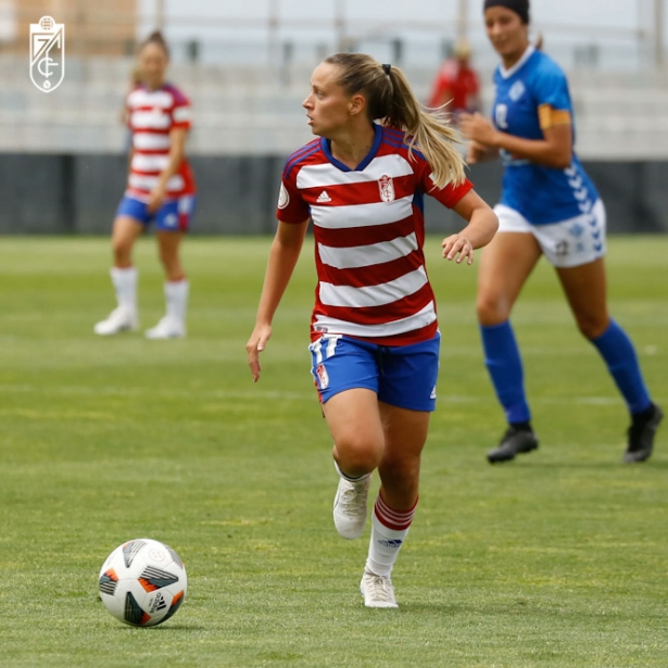 Naima avanza con el balón (GRANADA CF) Naima avanza con el balón (GRANADA CF)
