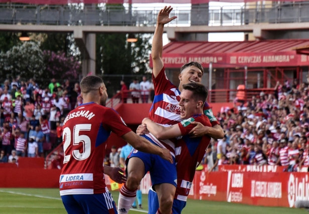 Bryan Zaragoza celebra el segundo tanto ante el colista (JOSÉ M. BALDOMERO) 