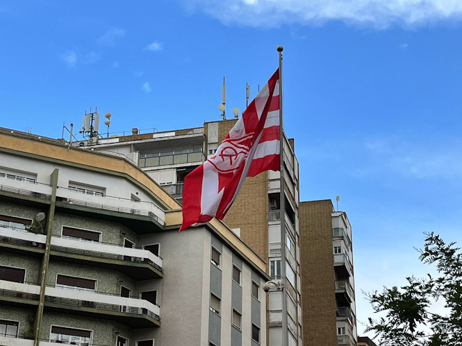 Bandera del Granada CF en la capital (JOSÉ VELASCO)