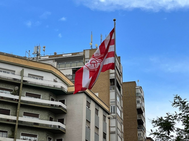 Bandera del Granada CF en la capital (JOSÉ VELASCO) Bandera del Granada CF en la capital (JOSÉ VELASCO)