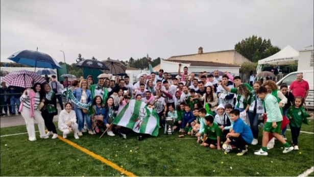 El Villanueva de Mesía CF celebra el ascenso (VILLANUEVA DE MESÍA CF) El Villanueva de Mesía CF celebra el ascenso (VILLANUEVA DE MESÍA CF)
