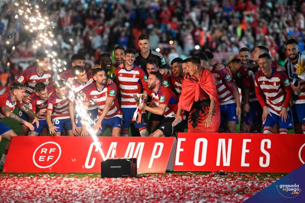 El Granada CF celebra el ascenso y el campeonato de liga (JOSÉ M. BALDOMERO)