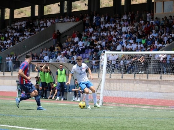 Jay Clarke controla el balón en el partido de esta mañana con lleno en la grada (MIGUEL JÁIMEZ) Jay Clarke controla el balón en el partido de esta mañana con lleno en la grada (MIGUEL JÁIMEZ)