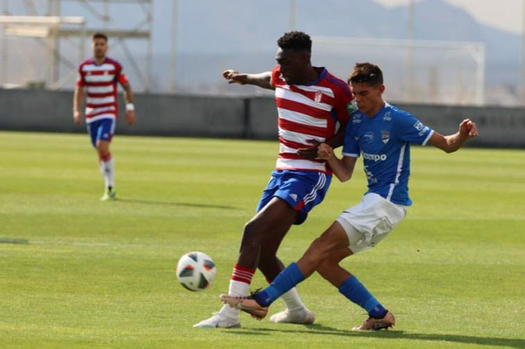 Samu protege el balón ante un jugador del Utebo (JOSÉ ANDRÉS FERNÁNDEZ (