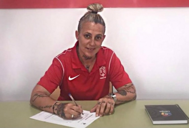 Alejandra Jiménez firma su contrato con el Cúllar Vega CF (CÚLLAR VEGA CF) Alejandra Jiménez firma su contrato con el Cúllar Vega CF (CÚLLAR VEGA CF)