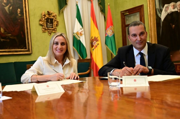 Marífrán Carazo y Óscar Fernández -Arenas han firmado el convenio (AYUNTAMIENTO DE GRANADA) Marífrán Carazo y Óscar Fernández -Arenas han firmado el convenio (AYUNTAMIENTO DE GRANADA)