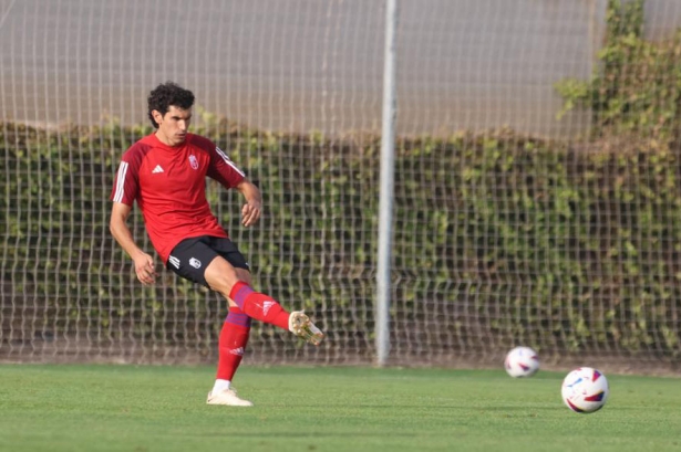 Jesús Vallejo, único fichaje del Granada CF, disputó minutos ante el San Fernando (JOSÉ ANDRÉS FERNÁNDEZ)