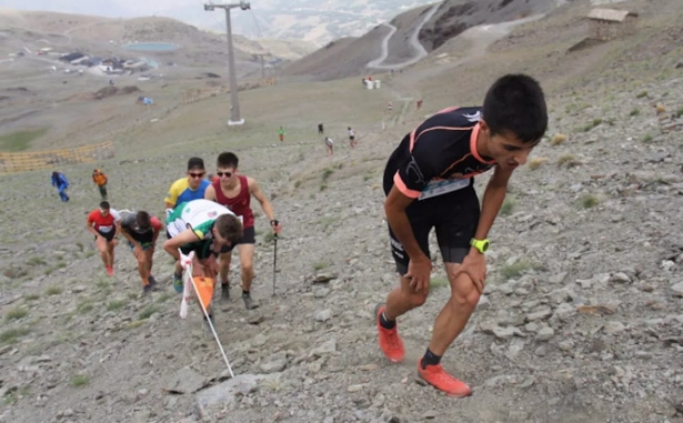 Corredores llegando a la meta, por encima de los 3.000 metros (CETURSA SIERRA NEVADA) Corredores llegando a la meta, por encima de los 3.000 metros (CETURSA SIERRA NEVADA)
