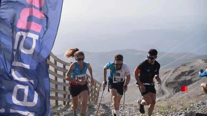 Tres corredores en la llegada a la meta (CETURSA SIERRA NEVADA)