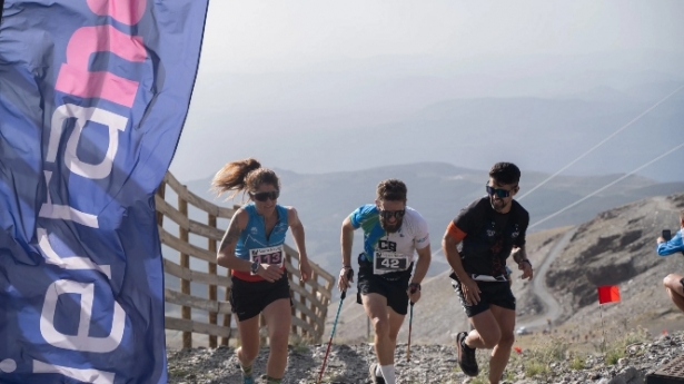 Tres corredores en la llegada a la meta (CETURSA SIERRA NEVADA) Tres corredores en la llegada a la meta (CETURSA SIERRA NEVADA)