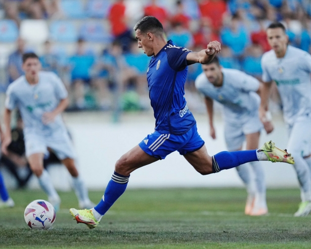 Uzuni lanza el penalti (GRANADA CF) Uzuni lanza el penalti (GRANADA CF)