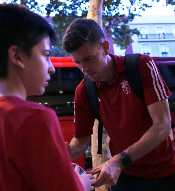 Gumbau, que puede jugar de salida, firma autógrafos en Madrid (GRANADA CF) Gumbau, que puede jugar de salida, firma autógrafos en Madrid (GRANADA CF)