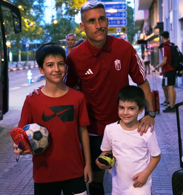 Callejón se fotografía con aficionados a las puertas del hotel de concentración en Madrid (GRANADA CF)