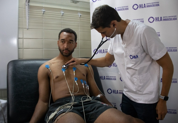 Kwan Cheatham pasa el reconocimiento médico (FERMÍN RODRÍGUEZ/ FUNDACIÓN CB GRANADA) Kwan Cheatham pasa el reconocimiento médico (FERMÍN RODRÍGUEZ/ FUNDACIÓN CB GRANADA)