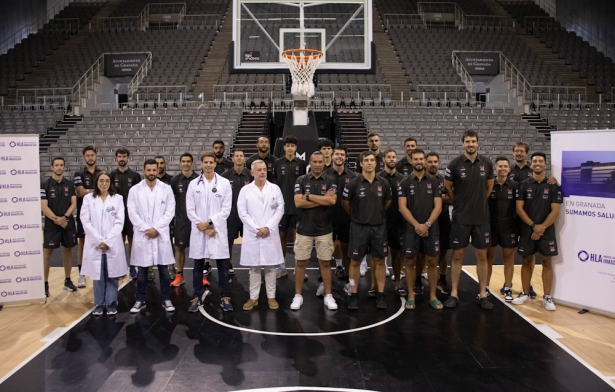 Foto de familia en el Palacio de los Deportes (FERMÍN RODRÍGUEZ/ FUNDACIÓN CB GRANADA)