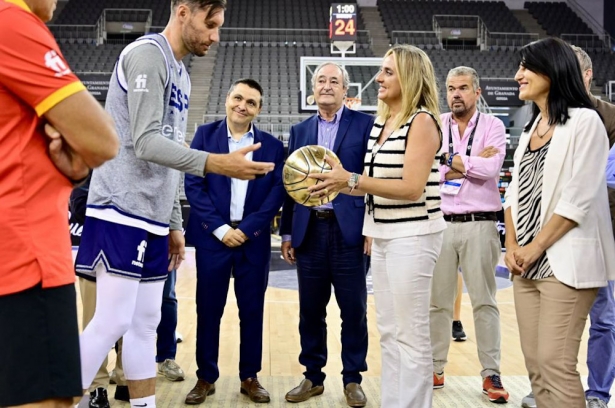 Rudy Fernández entrega el balón de oro a Marífrán Carazo (AYUNTAMIENTO GRANADA)
