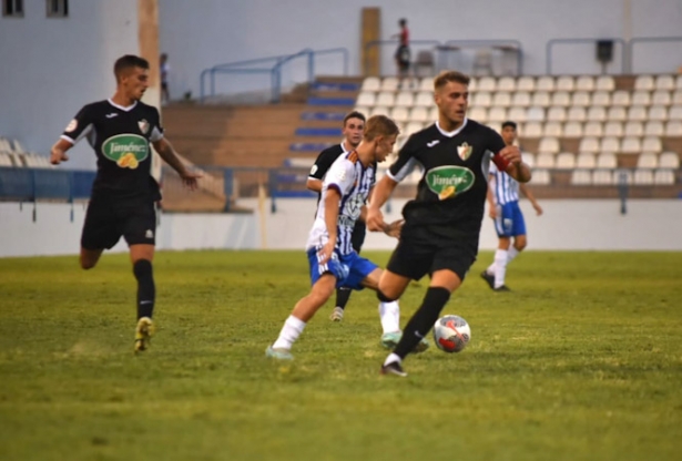 Toni y David Hurtado pelean por el balón en el partido de ida (SEMANARIO MUCHO DEPORTE) Toni y David Hurtado pelean por el balón en el partido de ida (SEMANARIO MUCHO DEPORTE)