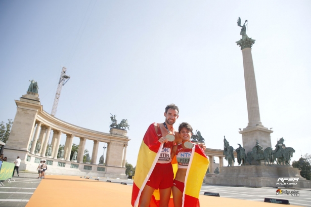 Los marchadores españoles Álvaro Martín y María Pérez tras ganar las medallas de oro en 35 kilómetros marcha (@WorldAthletics)
