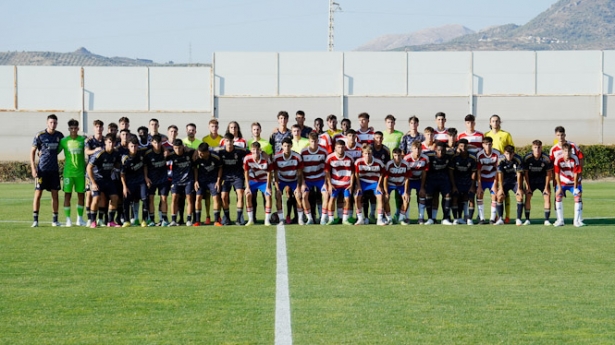 Foto de familia tras el partido (GRANADA CF) Foto de familia tras el partido (GRANADA CF)