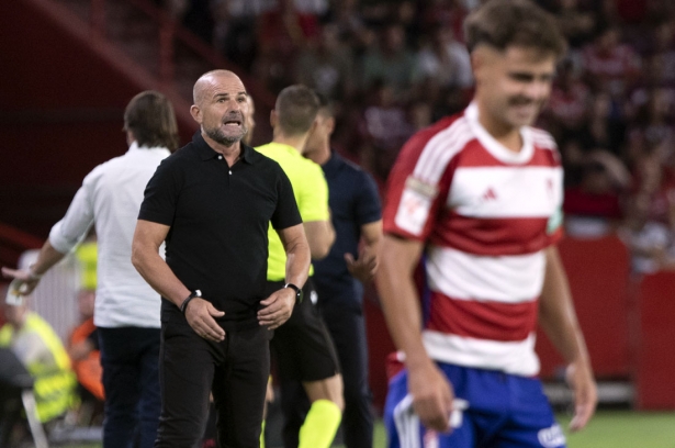Paco López. entrenador del Granada CF, en un momento del encuentro ante el Rayo Vallecano (LOF) Paco López. entrenador del Granada CF, en un momento del encuentro ante el Rayo Vallecano (LOF)