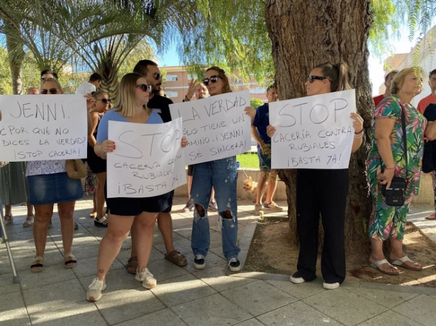 Vecinos se concentran ante la iglesia de Motril (Granada) donde la madre de Rubiales sigue en huelga de hambre (ESTHER FALCÓN/EUROPA PRESS) Vecinos se concentran ante la iglesia de Motril (Granada) donde la madre de Rubiales sigue en huelga de hambre (ESTHER FALCÓN/EUROPA PRESS)