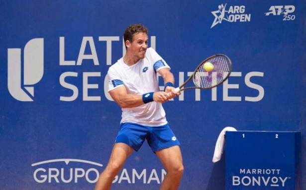 Roberto Carballés devolviendo un revés (ARGENTINA OPEN) Roberto Carballés devolviendo un revés (ARGENTINA OPEN)