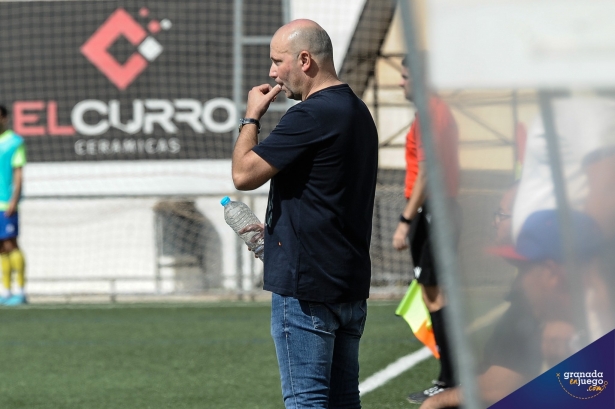 Thierry, entrenador del CD Huétor Vega, durante un partido de la pasada temporada (JOSÉ M. BALDOMERO) Thierry, entrenador del CD Huétor Vega, durante un partido de la pasada temporada (JOSÉ M. BALDOMERO)