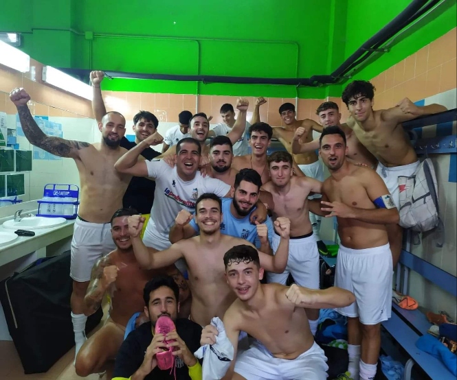 El Atlético Monachil celebró la victoria en vestuarios (ATLETICO MONACHIL) 