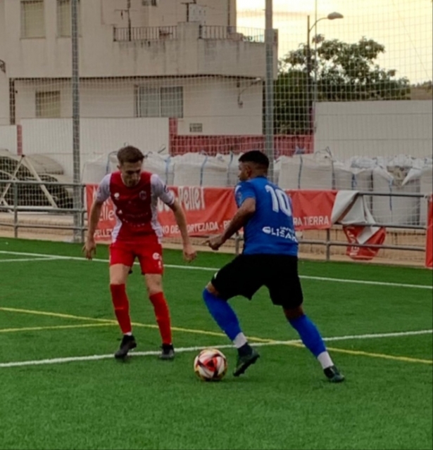 Juan Carlos encara a un jugador del Torreperogil (ARENAS DE ARMILLA) Juan Carlos encara a un jugador del Torreperogil (ARENAS DE ARMILLA)