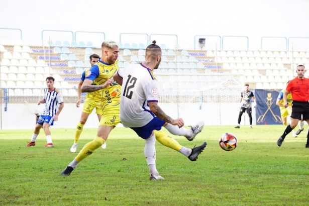 Migue Cobo da un pase durante el derbi (CF MOTRIL) Migue Cobo da un pase durante el derbi (CF MOTRIL)