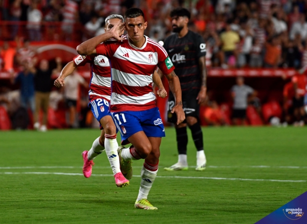 Uzuni en la celebración de su tanto de penalti ante el Real Mallorca (JOSÉ M. BALDOMERO) Uzuni en la celebración de su tanto de penalti ante el Real Mallorca (JOSÉ M. BALDOMERO)