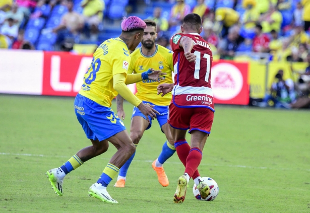 Uzuni, que jugó todo el partido, encara a varios rivales (LOF)