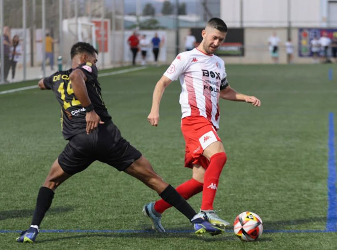 Fran Machado intenta llevarse el balón (JOSÉ ANDRÉS FERNÁNDEZ)
