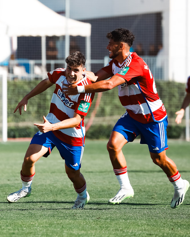 Pablo Sáenz celebra el gol (GRANADA CF)