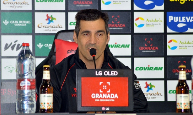 Pablo Pin, entrenador del Coviran Granada, durante la rueda de prensa previa al encuentro ante Joventud (J. PALMA)