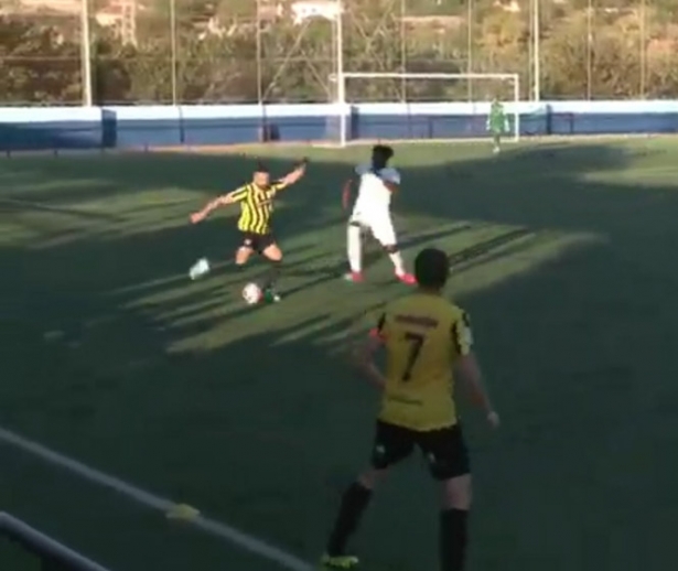 Jayden va a presionar a un jugador del Cantoria (CD ALMUÑÉCAR CITY) Jayden va a presionar a un jugador del Cantoria (CD ALMUÑÉCAR CITY)