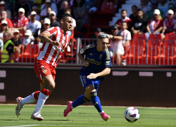 Bryan Zaragoza en una acción del encuentro ante la UD Almería (LOF)