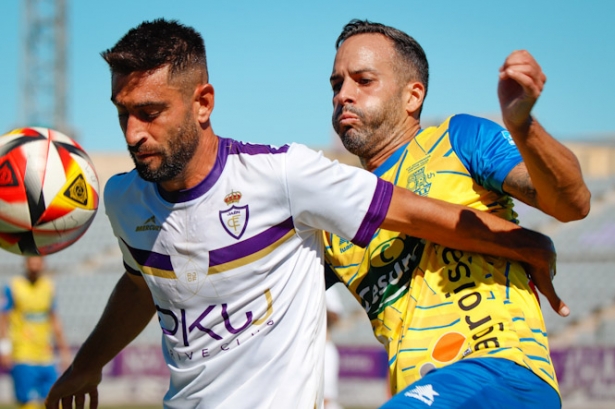 Peri presiona aun jugador del Real Jaén (DAVID TORRES) Peri presiona aun jugador del Real Jaén (DAVID TORRES)