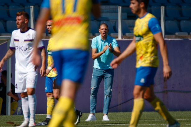 Gabri Padial anima a sus jugadores (DAVID TORRES)