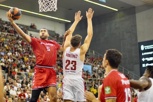 Kwan Cheatham intenta anotar ante Sergi Martínez (JOSÉ VELASCO) Kwan Cheatham intenta anotar ante Sergi Martínez (JOSÉ VELASCO)