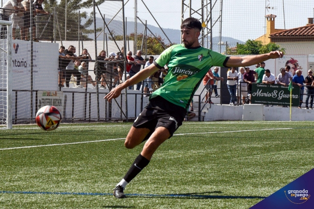 El CD Huétor Vega juega este domingo en el campo del CD Torreperogil (JOSÉ M. BALDOMERO) El CD Huétor Vega juega este domingo en el campo del CD Torreperogil (JOSÉ M. BALDOMERO)