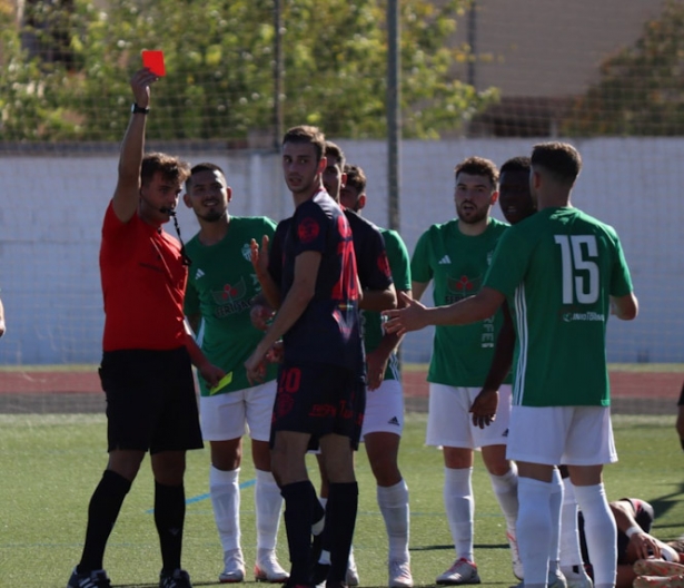 El árbitro fue el protagonista del partido (CRISTIAN FERNÁNDEZ)