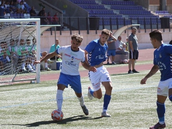 Miguele conduce el balón durante el partido con el Alhaurino (MIGUEL JÁIMEZ) Miguele conduce el balón durante el partido con el Alhaurino (MIGUEL JÁIMEZ)
