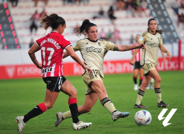 Alba Pérez avanza con el balón (LALIGA)