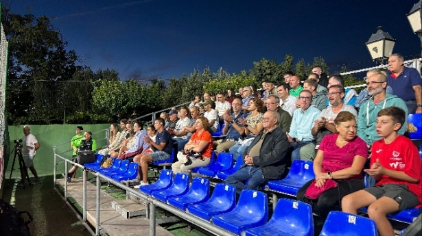 Público en las, gradas siguiendo los partidos Público en las, gradas siguiendo los partidos