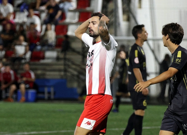 Un jugador del Arenas lamenta una ocasión fallada ante el Real Jaén (JOSÉ ANDRÉS FERNÁNDEZ) Un jugador del Arenas lamenta una ocasión fallada ante el Real Jaén (JOSÉ ANDRÉS FERNÁNDEZ)