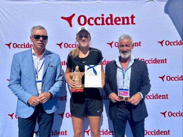 Lea Boskovic con su trofeo Lea Boskovic con su trofeo