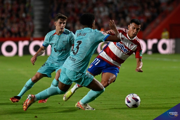 Uzuni, que recuperó la titularidad, en una acción ante Balde (JOSÉ M. BALDOMERO) 